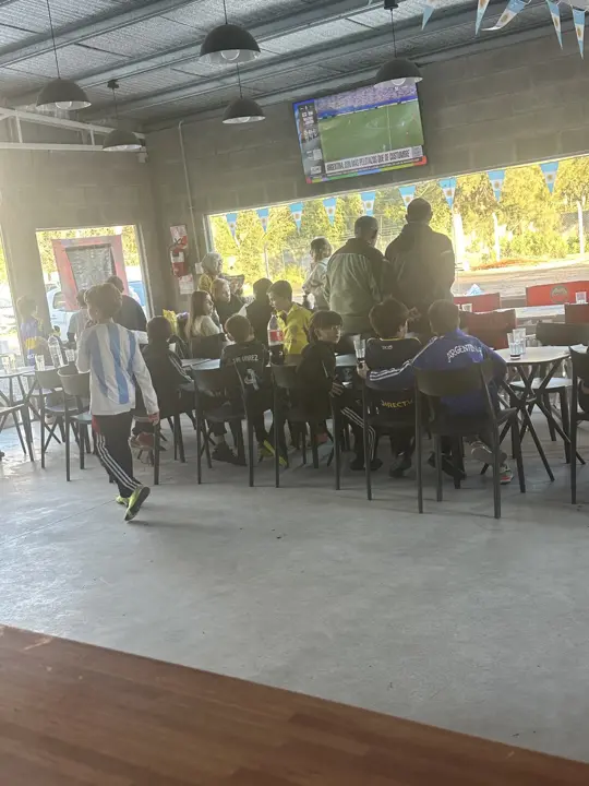 Chicos festejando un cumpleaños en el salón