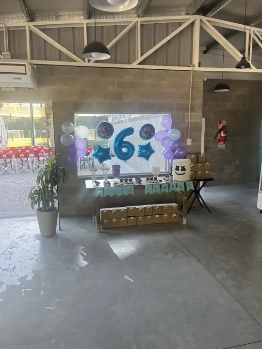 Mesa de cumpleaños decorada en el salón