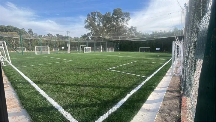 Cancha de fútbol vista desde la esquina