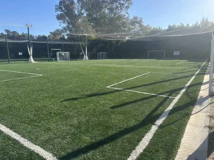 Cancha de fútbol con sol de la mañana