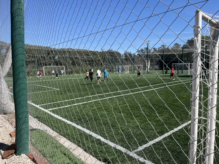 Partido de fútbol en una de las canchas