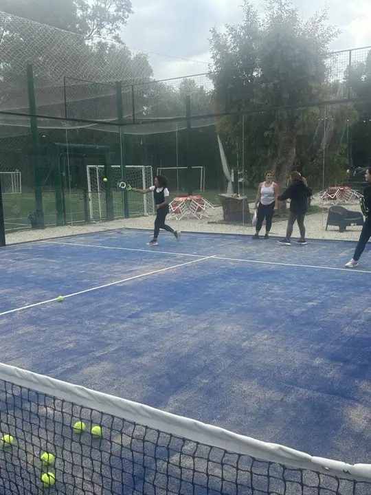 Alumnas en una clase de pádel