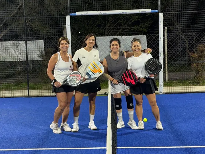 Jugadoras de la liga de pádel junto a la red
