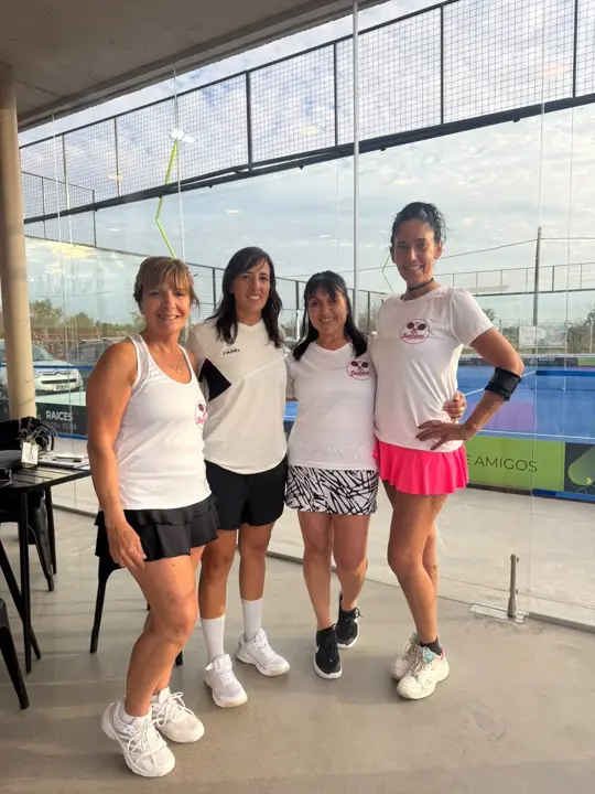 Jugadoras de la liga de pádel en el salón