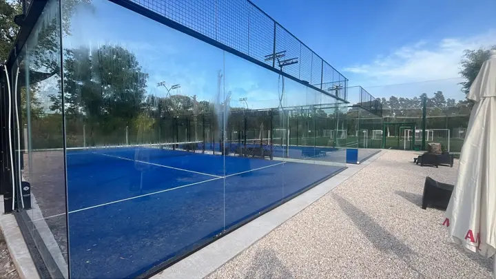 Cancha de pádel con cerramiento de vidrio