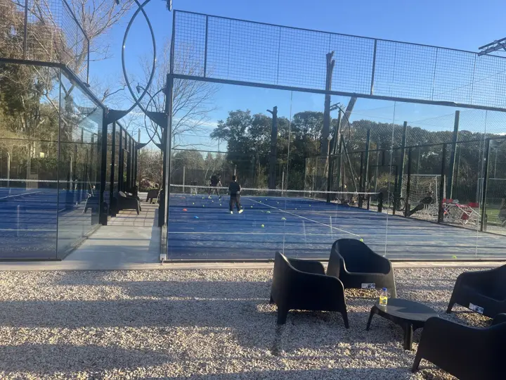 Sillones junto a las canchas de pádel