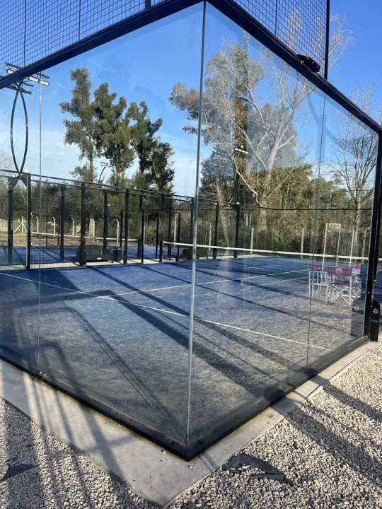 Esquina de vidrio de la cancha de pádel