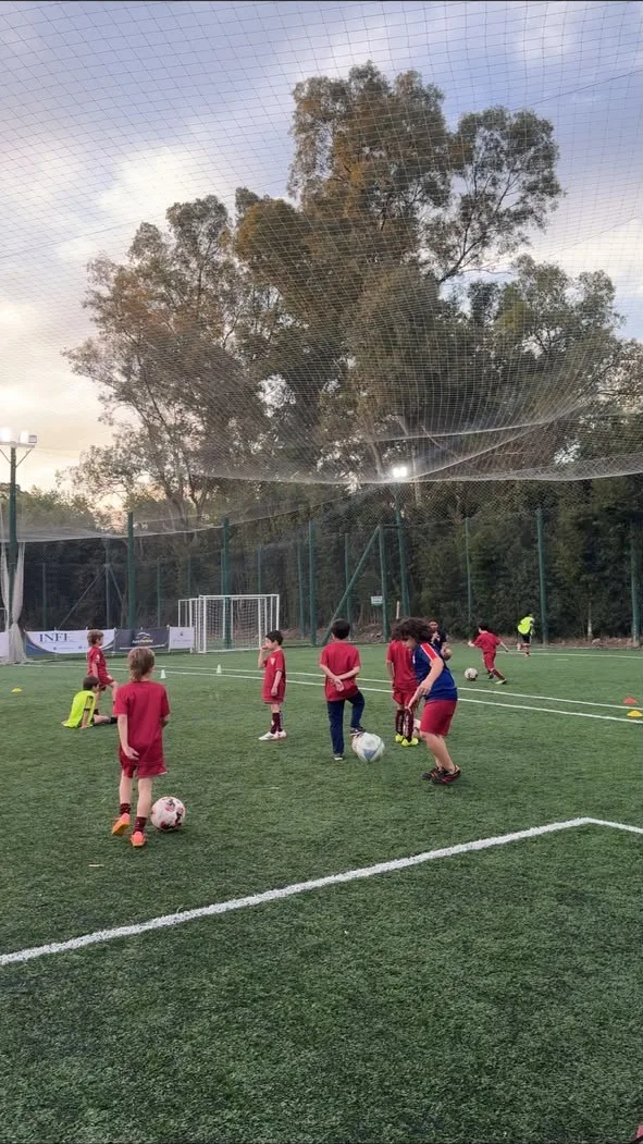 Entrenamiento de Torino FC Academy en la cancha al atardecer