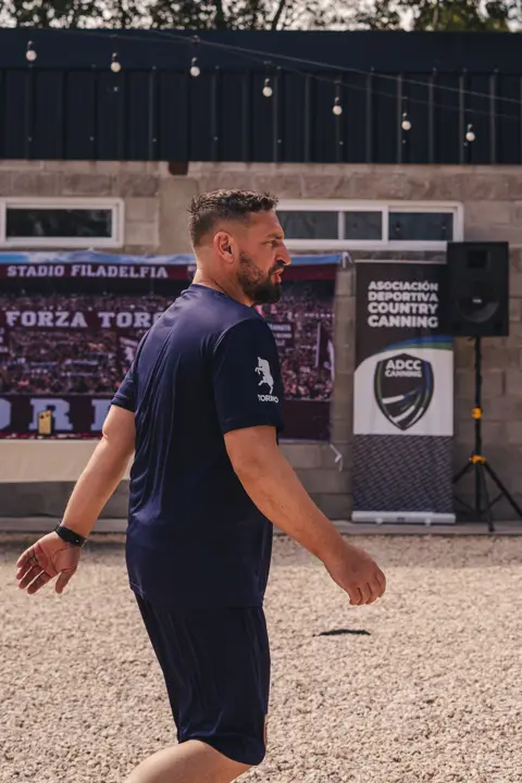 Entrenador de la academia en el patio de Champa