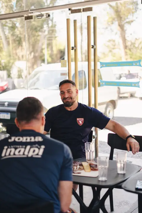 Entrenadores de la academia compartiendo una mesa en el buffet