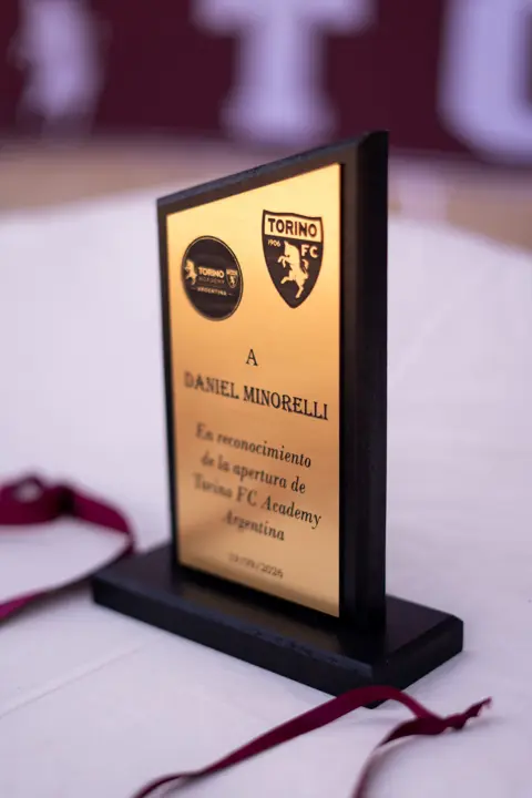 Placa en reconocimiento de la apertura de Torino FC Academy Argentina